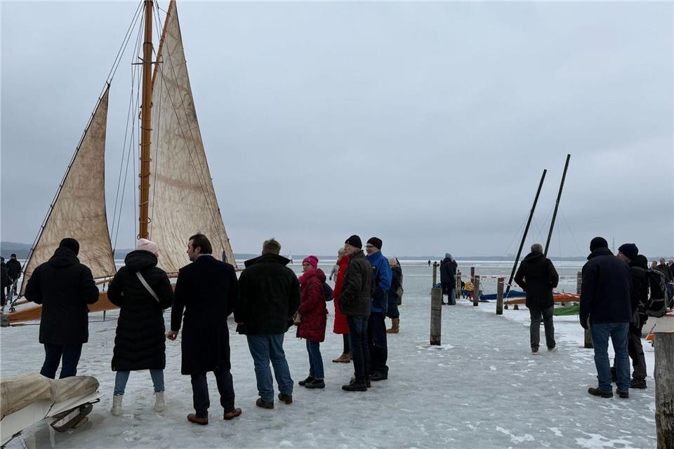 Menschen betrachten den Eissegler. Lutz Deckwerth/dpa