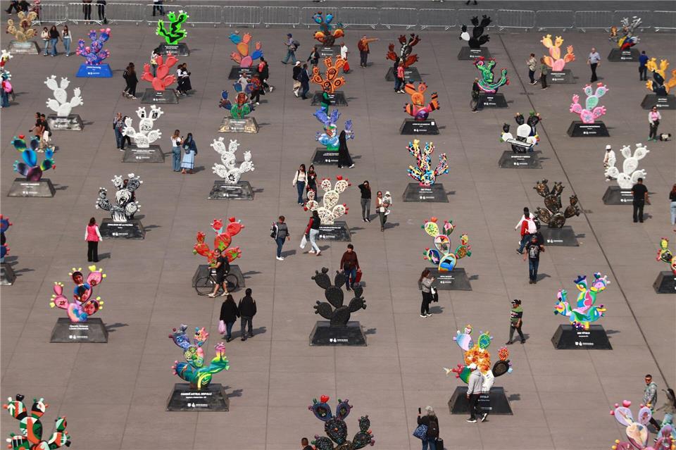 Menschen betrachten monumentalen Skulpturen in Form von Kakteen die von mexikanischen Künstlern gefertigt wurden.Carlos Santiago/eyepix via ZUMA Press Wire/dpa