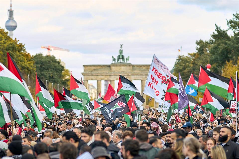 Menschen demonstrieren 2025 bei der „United4Gaza“-Kundgebung in Berlin. (Archivbld)Michael Ukas/dpa