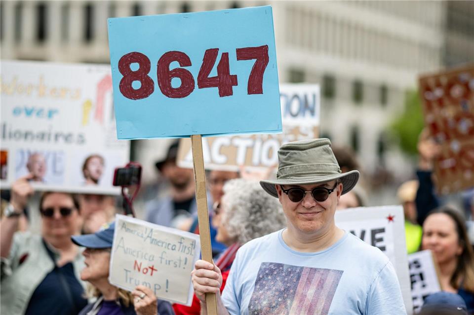 Menschen demonstrieren bei einer Kundgebung der Democrats Abroad unter dem Motto „Defend Democracy – Fight Fascism“.Fabian Sommer/dpa