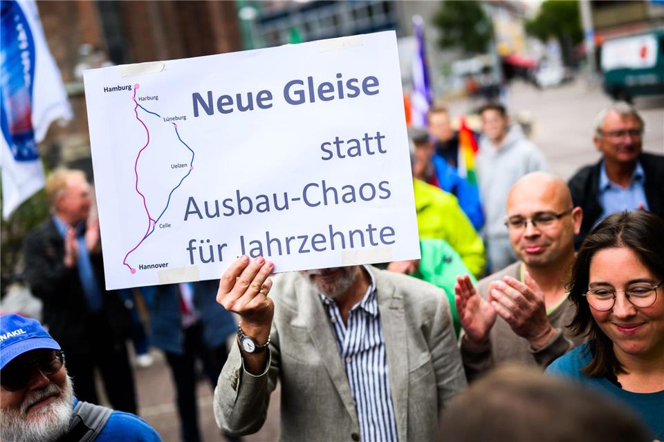 Menschen demonstrieren für den Neubau der Bahnstrecke Hamburg-Hannover. Julian Stratenschulte/dpa