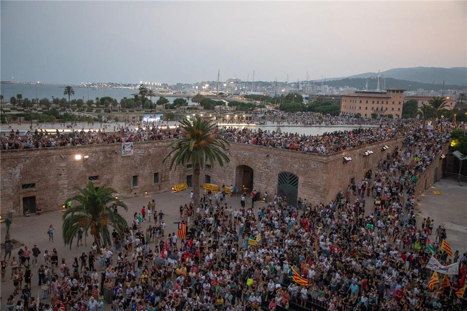 Menschen demonstrieren gegen den Massentourismus auf Mallorca.Clara Margais/dpa