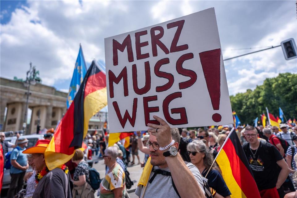 Menschen demonstrieren in Berlin gegen Migration und für direkte Demokratie. Michael Kappeler/dpa