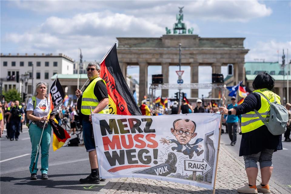 Menschen demonstrieren in Berlin gegen Migration und für direkte Demokratie. Michael Kappeler/dpa