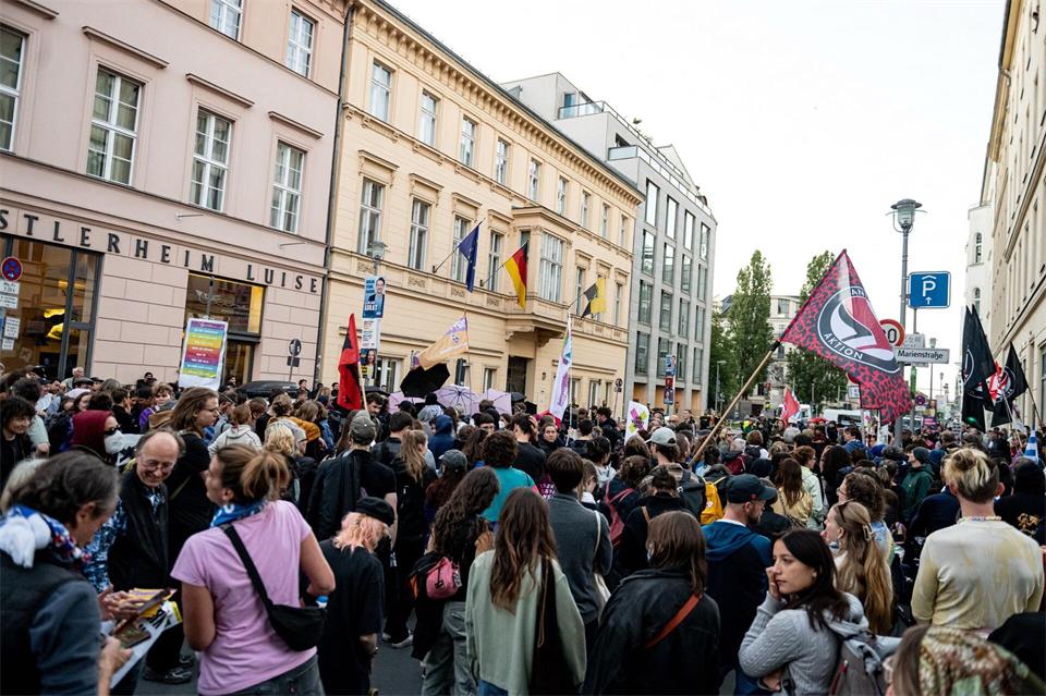 Menschen demonstrieren nach der Wahl in Sachsen-Anhalt vor der Landesvertretung des Bundeslandes.Fabian Sommer/dpa