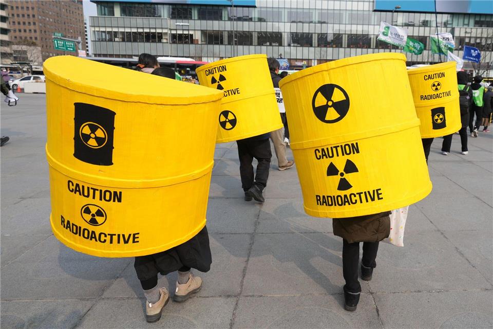 Menschen demonstrieren zum 15. Jahrestag der Atomkatastrophe von Fukushima im südkoreanischen Seoul gegen Atomkraft.Lee Jin-man/AP/dpa