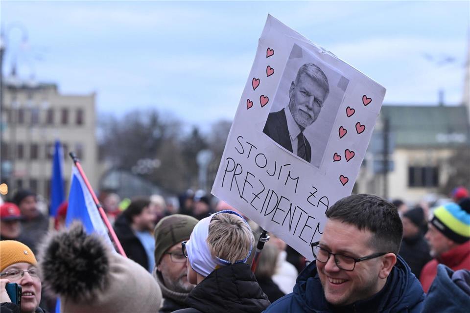 Menschen demonstrieren zur Unterstützung des tschechischen Präsidenten Pavel in Pardubice (Pardubitz), Ostböhmen. Auf dem Schild steht „Ich stehe zum Präsidenten“.Josef Vostarek/CTK/AP/dpa