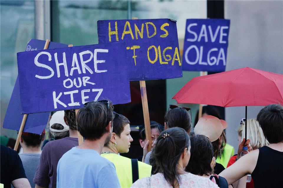 Menschen, die gegen ein Verbot der Straßenprostitution demonstrieren.Carsten Koall/dpa