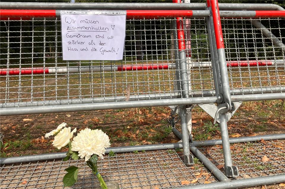 Menschen drücken ihre Gefühle auf Zetteln und mit Blumen nach dem Anschlag auf den Berliner CSD aus. Monika Wendel/dpa