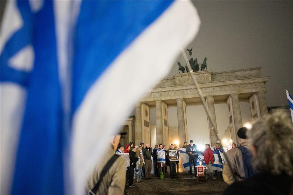 Menschen erinnern am Brandenburger Tor an die Opfer des 7. Oktober.Sebastian Christoph Gollnow/dpa