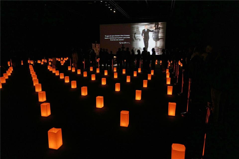 Menschen erweisen dem Modeschöpfer Giorgio Armani im Armani-Theater die letzte Ehre.Antonio Calanni/AP/dpa