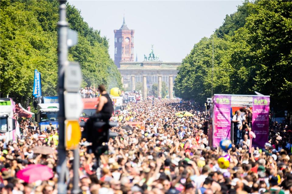 Menschen feiern bei der Technoparade „Rave the Planet“ auf der Straße des 17. Juni vor dem Brandenburger Tor. (Archivbild) Christoph Soeder/dpa