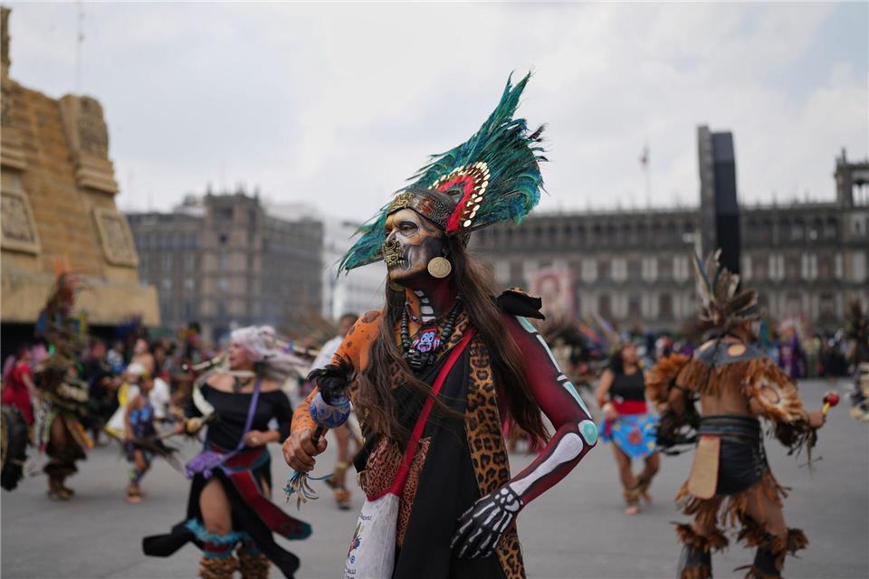Menschen feiern den Jahrestag der Gründung von Tenochtitlan, dem heutigen Mexiko-Stadt.Eduardo Verdugo/AP/dpa