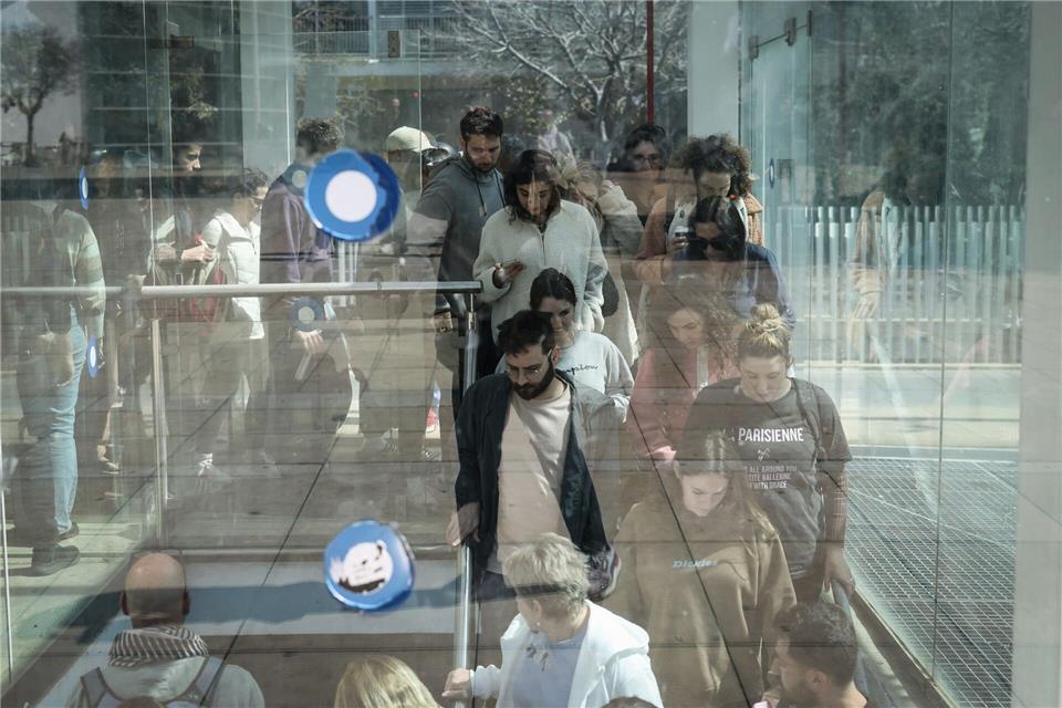 Menschen fliehen in Oren Ziv/dpa