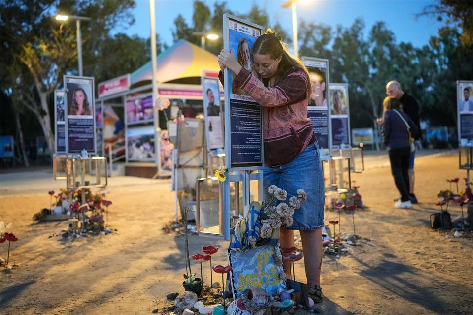 Menschen gedenken am Ort des Nova-Musikfestivals.Ohad Zwigenberg/AP/dpa