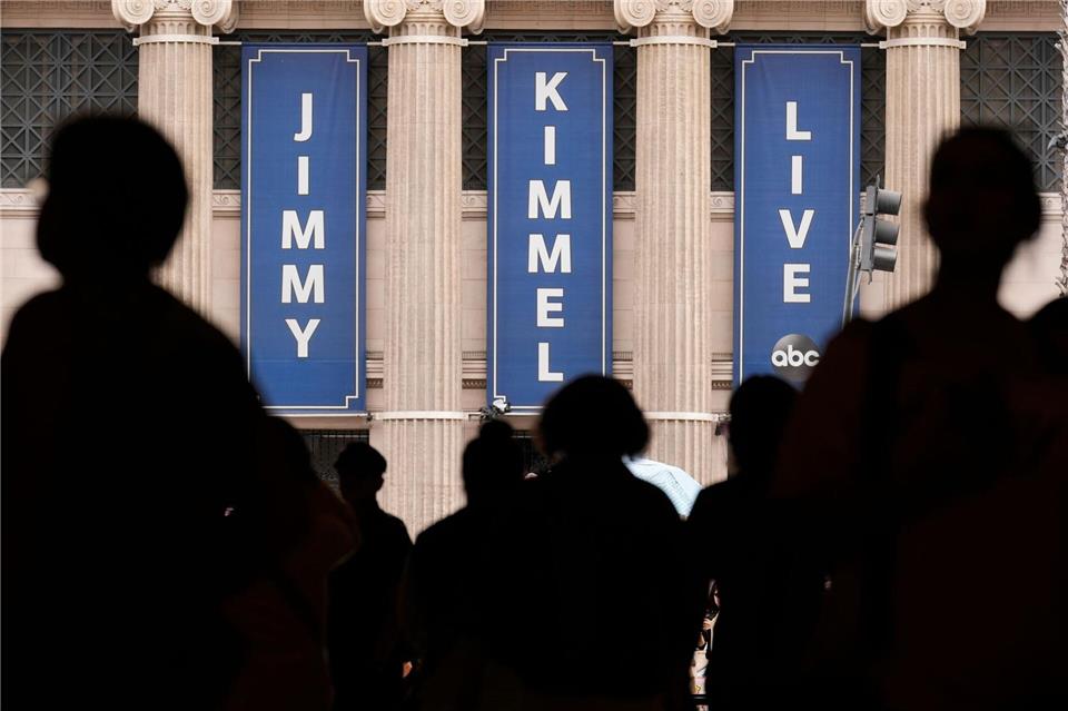 Menschen gehen am Studio der Talkshow „Jimmy Kimmel Live!“ auf dem Hollywood Boulevard in Los Angeles vorbei.Chris Pizzello/Invision/AP/dpa