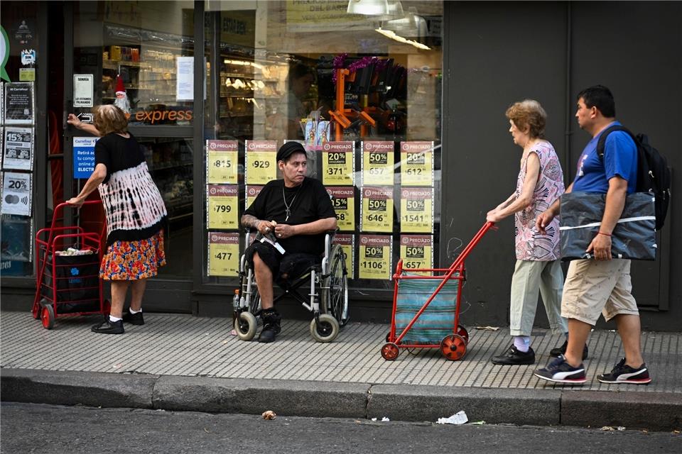 Inflationsrate in Argentinien steigt auf über 250 Prozent Menschen gehen in Buenos Aires einkaufen. Die jährliche Inflationsrate ist in Argentinien auf über 250 Prozent gestiegen.