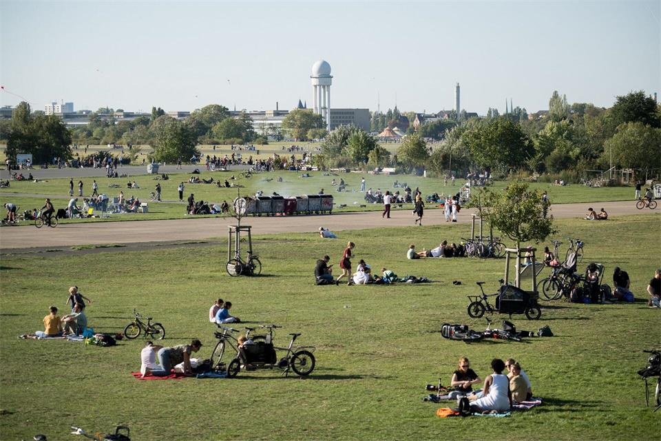 Menschen genießen den Spätsommer auf dem Tempelhofer Feld. Der Höchstwert von 26 Grad wird am Dienstag in Cottbus und in Berlin-Dahlem erreicht. (Archivbild)Sebastian Gollnow/dpa