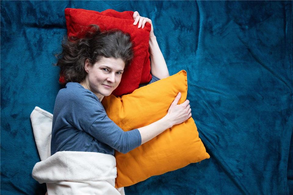 Menschen haben ein Grundbedürfnis nach absichtsloser und liebevoller Berührung, sagt Kuscheltherapeutin Marta Ulrike Hübner.Sebastian Kahnert/dpa