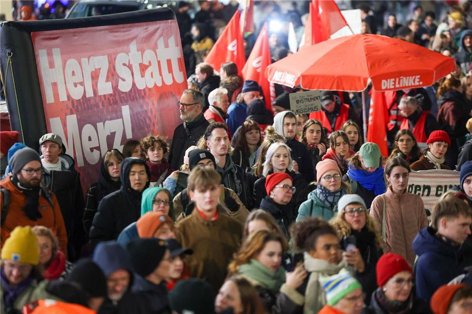 Hunderte demonstrieren in Leipzig nach „Stadtbild“-Aussage Menschen halten bei der Demo für ein „buntes Stadtbild“ in Leipzig Plakat mit der Aufschrift „Herz statt Merz!“ hoch.Jan Woitas/dpa