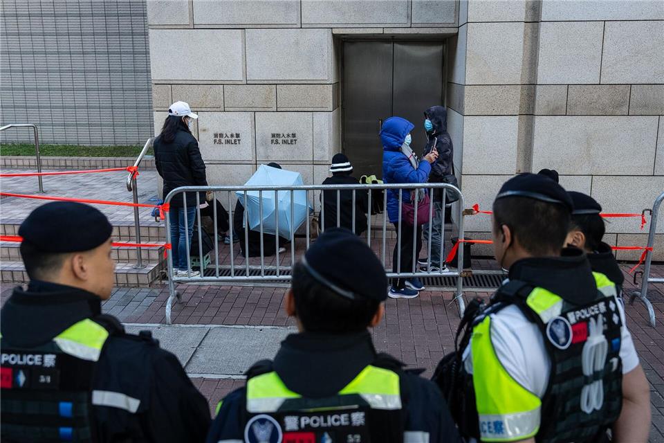 Menschen hatten lange vor Prozessbeginn vor dem Gericht gewartet. Chan Long Hei/AP/dpa