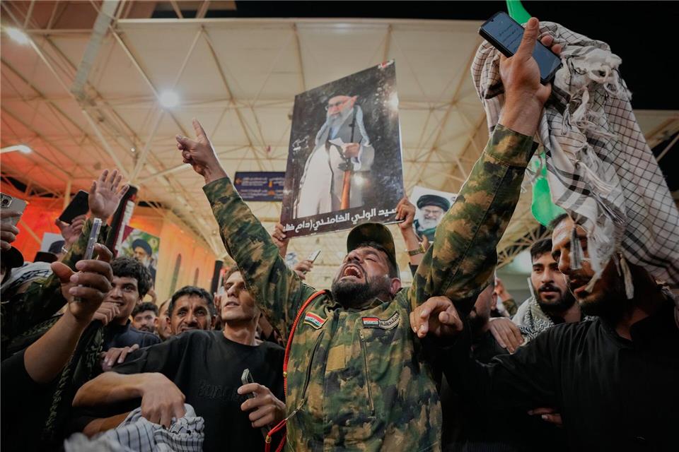 Menschen im Iran trauern um Chamenei. Hadi Mizban/AP/dpa