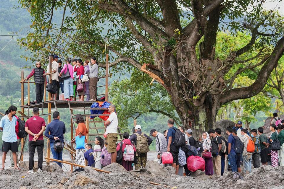 Menschen im Katastrophengebiet in Nepal warten darauf, in eine provisorische Seilbahn besteigen zu können. Rajesh Kumar Singh/AP/dpa