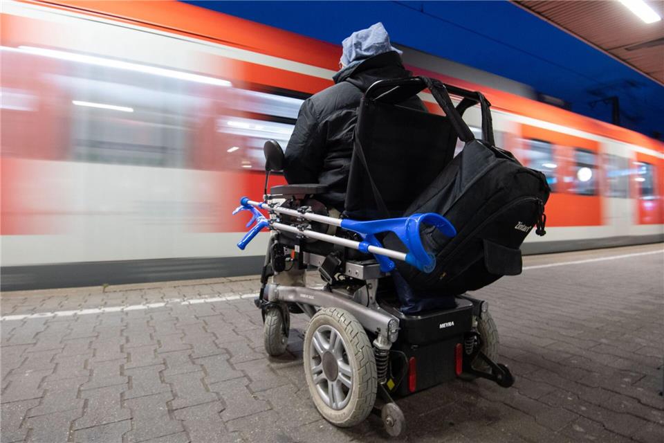 Menschen im Rollstuhl sind bei Bahnreisen oft auf Unterstützung angewiesen.picture alliance/dpa