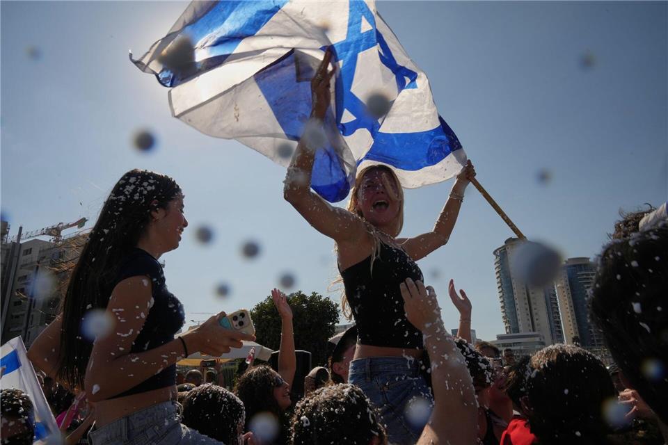 Menschen in Israel feiern die Rückkehr der Geiseln.Francisco Seco/AP/dpa