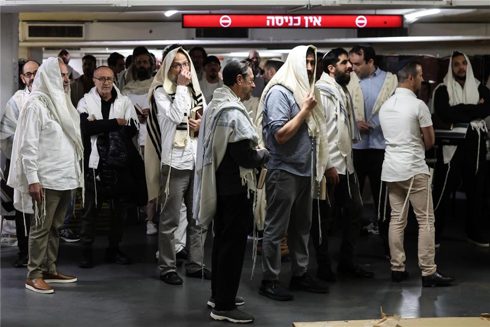 Menschen in Israel harrten in Schutzräumen aus. Oren Ziv/dpa