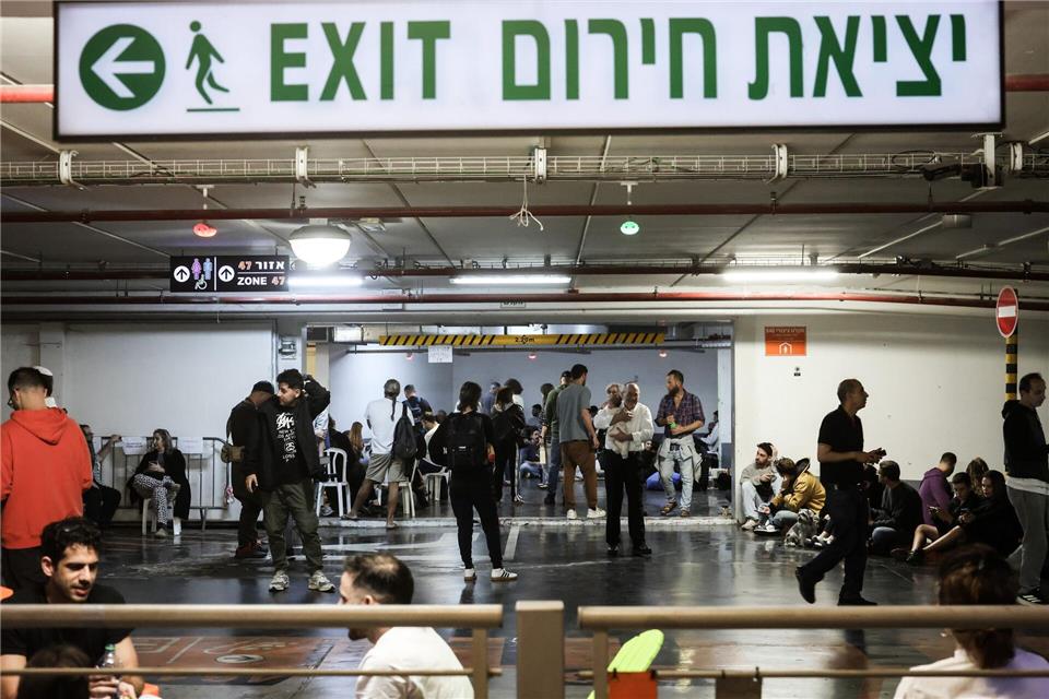 Menschen in Israel suchen in Schutzräumen Zuflucht vor iranischen Raketenangriffen.Oren Ziv/dpa