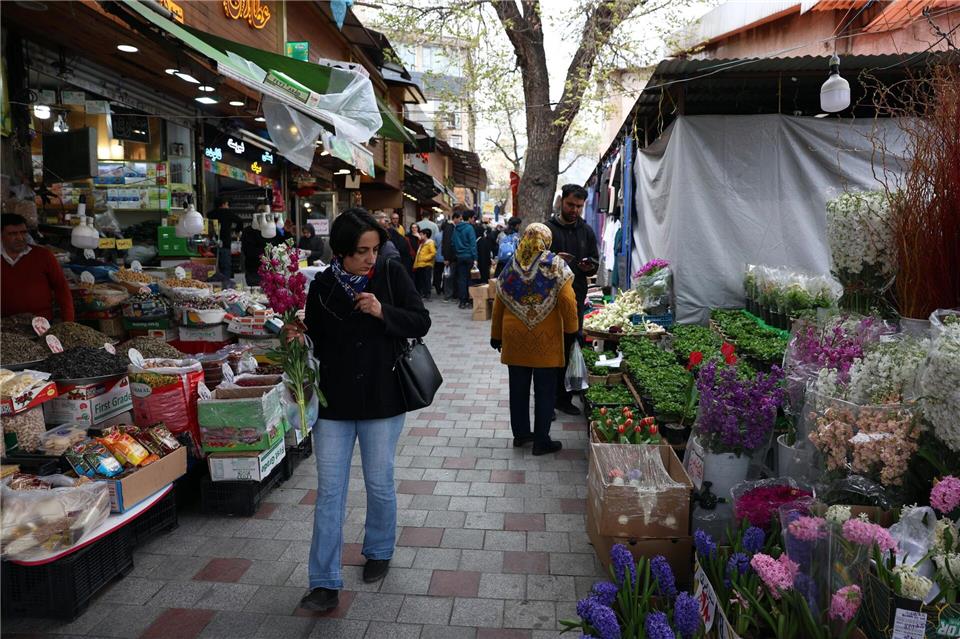 Menschen in Teheran erledigen ihre Einkäufe vor dem persischen Neujahrsfest Norus im Schatten des Krieges.--/dpa