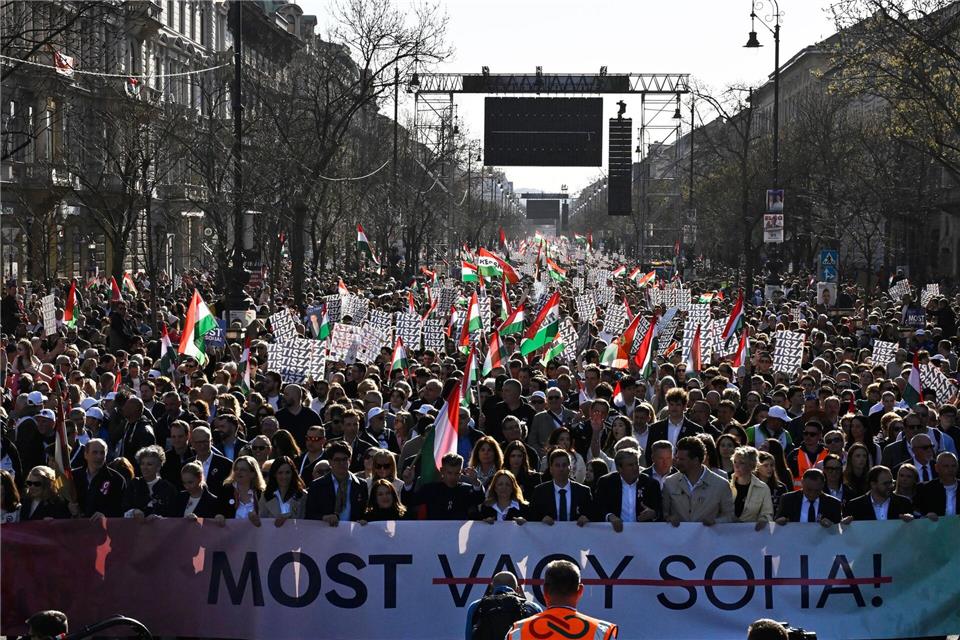 Menschen in riesiger Zahl folgten dem Aufruf von Oppositionsführer Peter Maygar zu einem „Nationalen Marsch für die Systemwende“. Denes Erdos/AP/dpa
