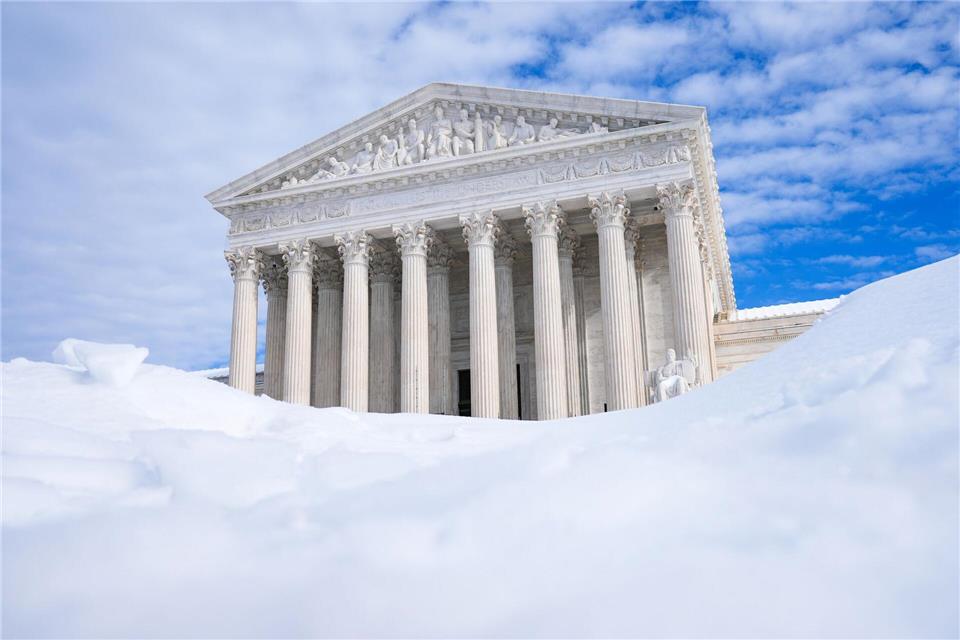 Menschen kämpfen in den USA mit Schneemassen und Kälte.Mariam Zuhaib/AP/dpa