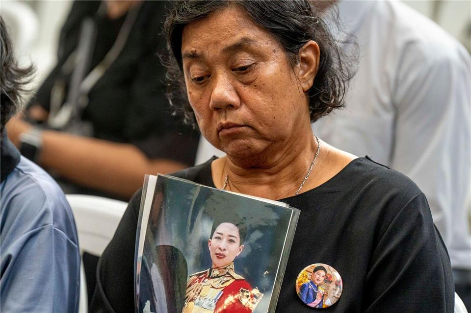 Menschen kamen am Morgen zum Krankenhaus, um zu trauern.Adryel Talamantes/ZUMA Press Wire/dpa