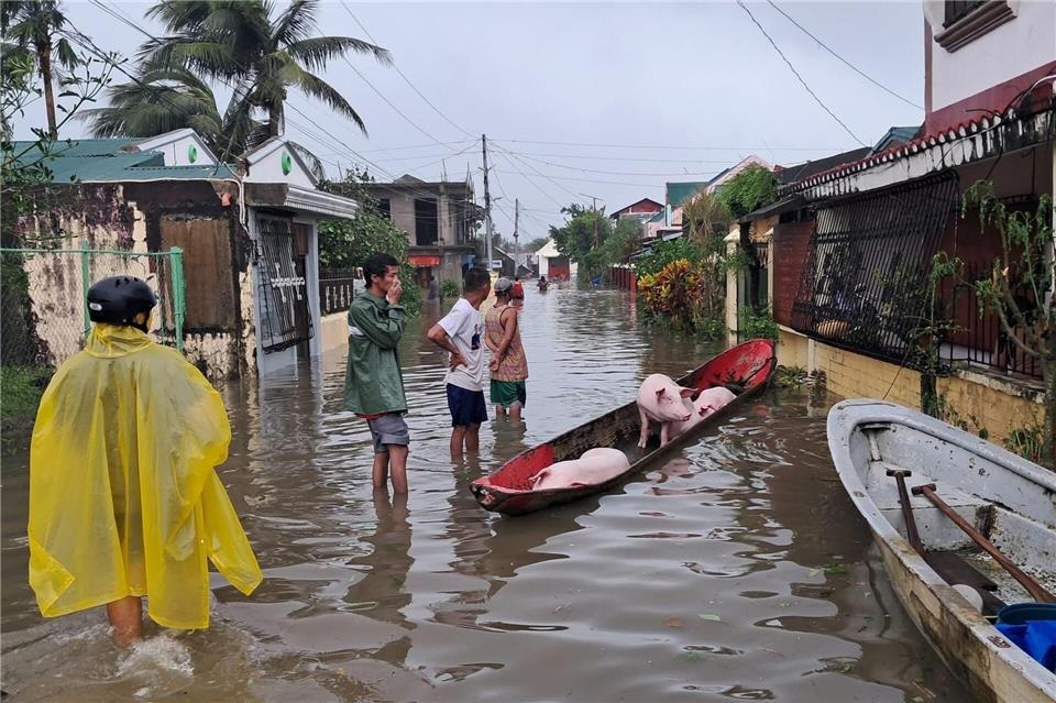 Menschen konnten sich teilweise nur noch mit Booten fortbewegen.---/Catanduanes LGU/XinHua/dpa