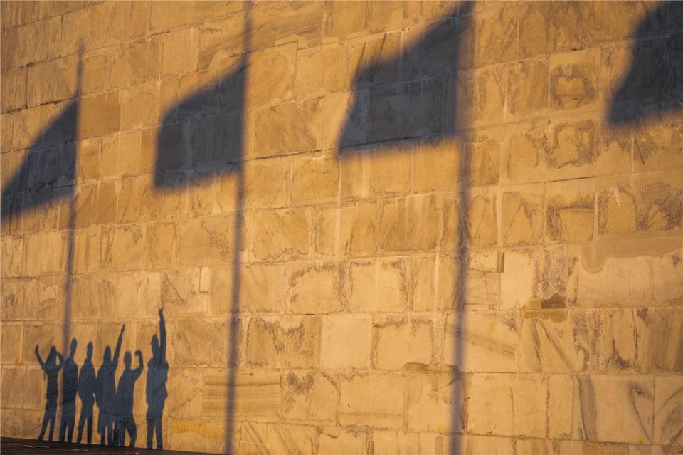 Menschen machen ein Foto in der Nähe des Washington Monuments, in Washington.Allison Robbert/AP/dpa