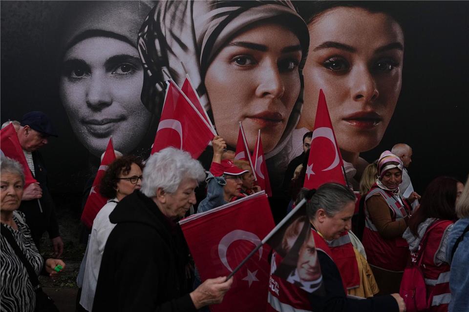 Menschen marschieren zur Unterstützung von Özgür Özel, dem Vorsitzenden der Republikanischen Volkspartei (CHP), der größten Oppositionspartei der Türkei.Francisco Seco/AP/dpa