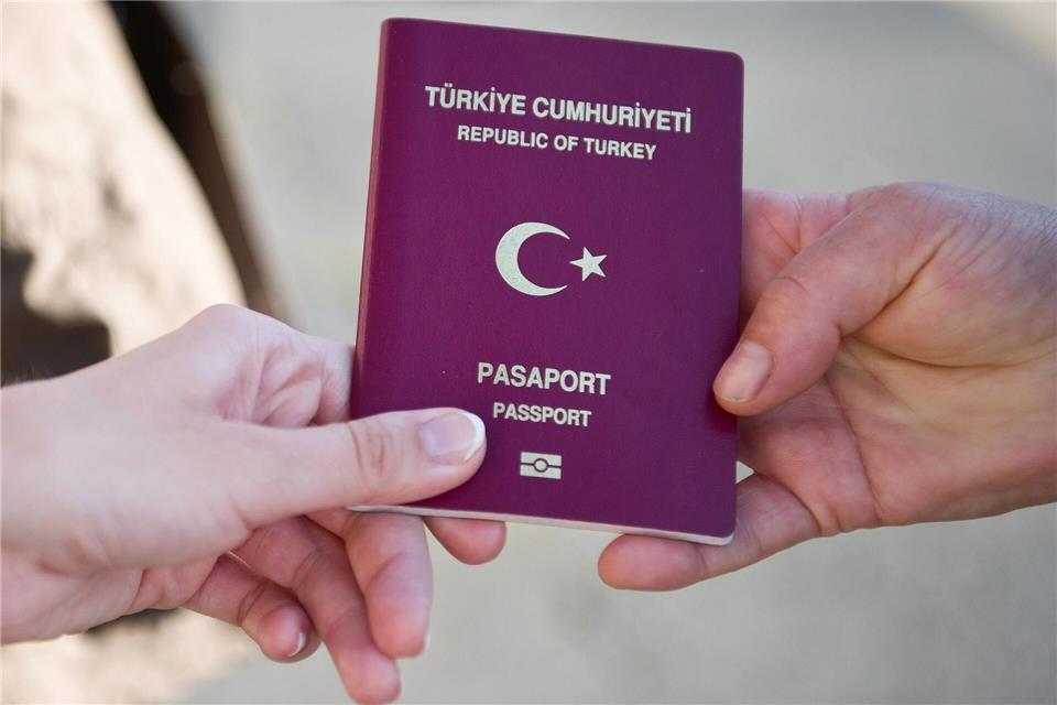 Menschen mit türkischem Pass sind nach wie vor die größte Gruppe der ausländischen Staatsangehörigen in NRW. (Symbolbild)picture alliance / Daniel Naupold/dpa