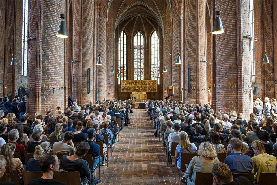 Menschen nahmen am Mittwoch in der Marktkirche in Hannover an einer Andacht für die sechs in Stade Getöteten teil.Moritz Frankenberg/dpa
