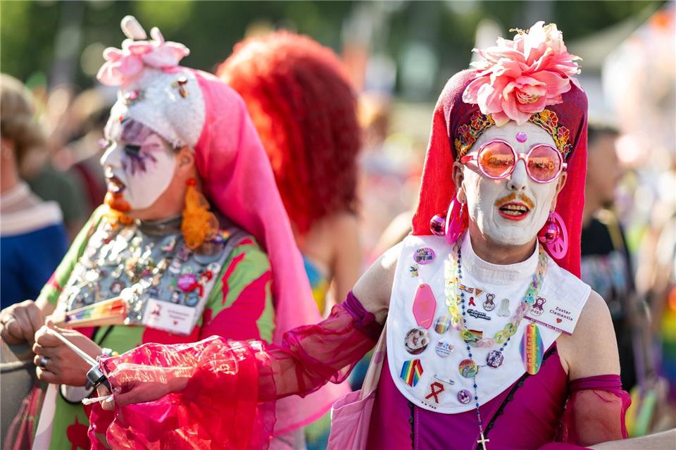 Menschen nehmen am Drag* March auf der Straße des 17. Juni teil.Fabian Sommer/dpa