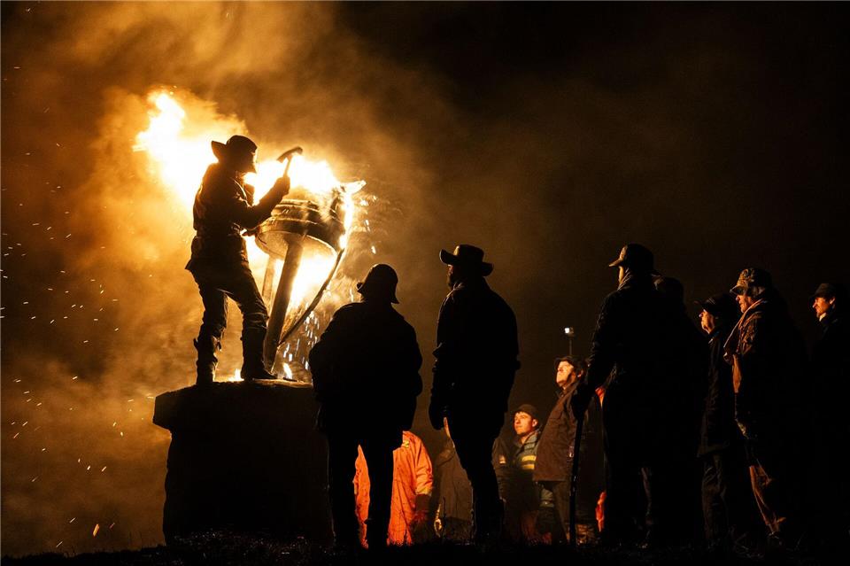 Menschen nehmen am Feuerfest „Burning of the Clavie“ in Burghead in Großbritannien teil.Jane Barlow/PA Wire/dpa
