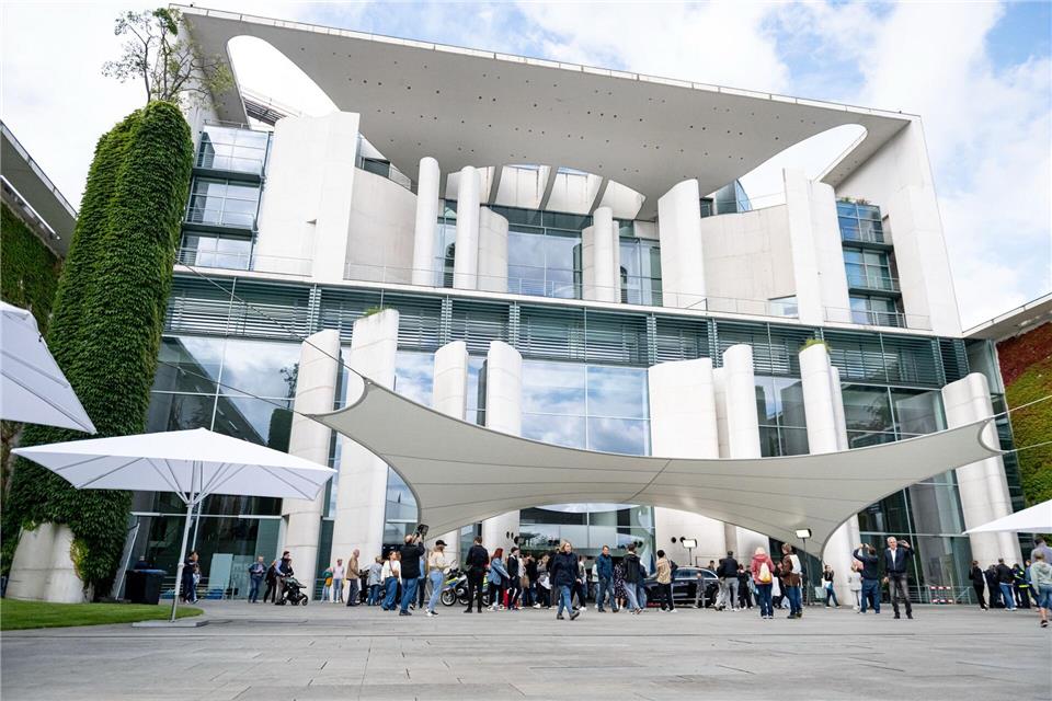 Menschen nehmen am Tag der offenen Tür der neuen Bundesregierung im Kanzleramt teil. Fabian Sommer/dpa