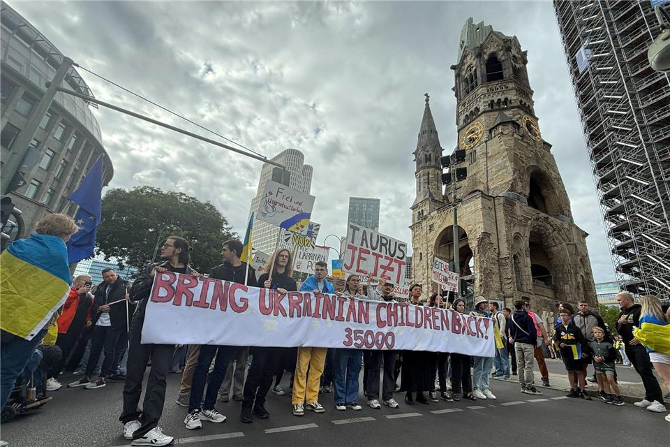 Menschen nehmen an der Demonstration unter dem Motto „Zukunft braucht Erinnerung“ teil.Paul Zinken/dpa