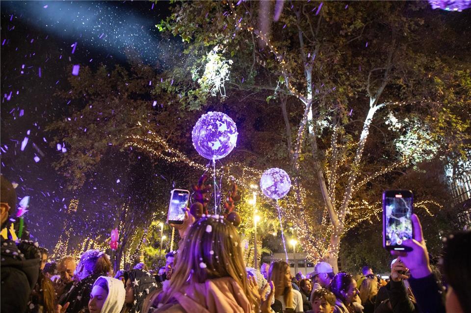 Menschen nehmen an der Einschaltung der Weihnachtsbeleuchtung in Palma auf Mallorca teil.Clara Margais/dpa