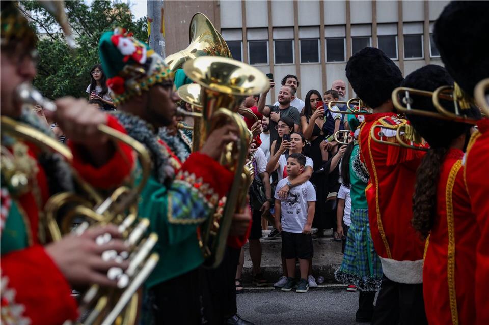 Menschen nehmen an der FelizCidade Weihnachtsparade in Sao Paulo teil.Allison Sales/dpa