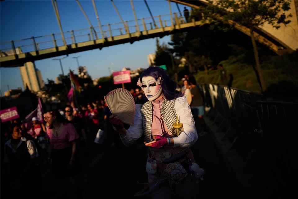 Menschen nehmen an der jährlichen Pride-Parade in Jerusalem teil.Ohad Zwigenberg/AP/dpa