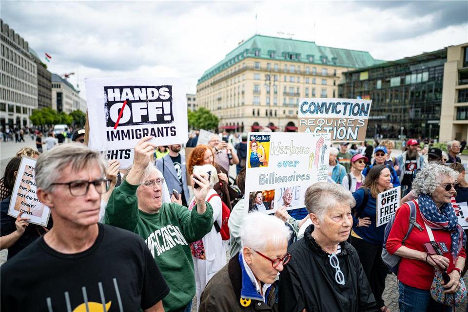 Menschen nehmen an einer Kundgebung der Democrats Abroad unter dem Motto „Defend Democracy – Fight Fascism“ teil.Fabian Sommer/dpa