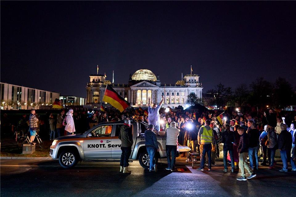 Menschen nehmen an einer Kundgebung gegen hohe Spritpreise teil mit Sebastian Bormann auf einem Pick-up am Platz der Republik vor dem Reichstagsgebäude in Berlin.Michael Ukas/dpa
