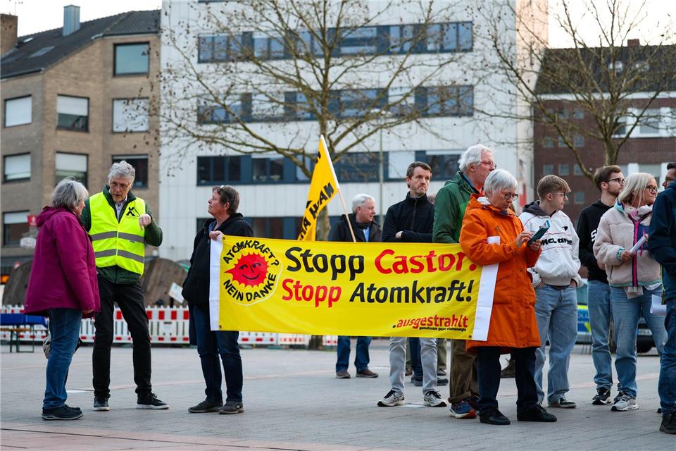 Menschen nehmen an einer Mahnwache vor Beginn eines Bürgerdialogs zu den bevorstehenden Atommülltransporten von Jülich nach Ahaus teil.Christoph Reichwein/dpa